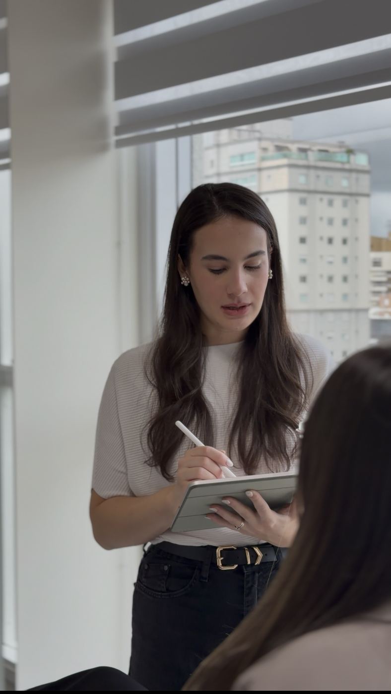 Eduarda Silvano registrando a anamnese durante consulta de avaliação capilar
