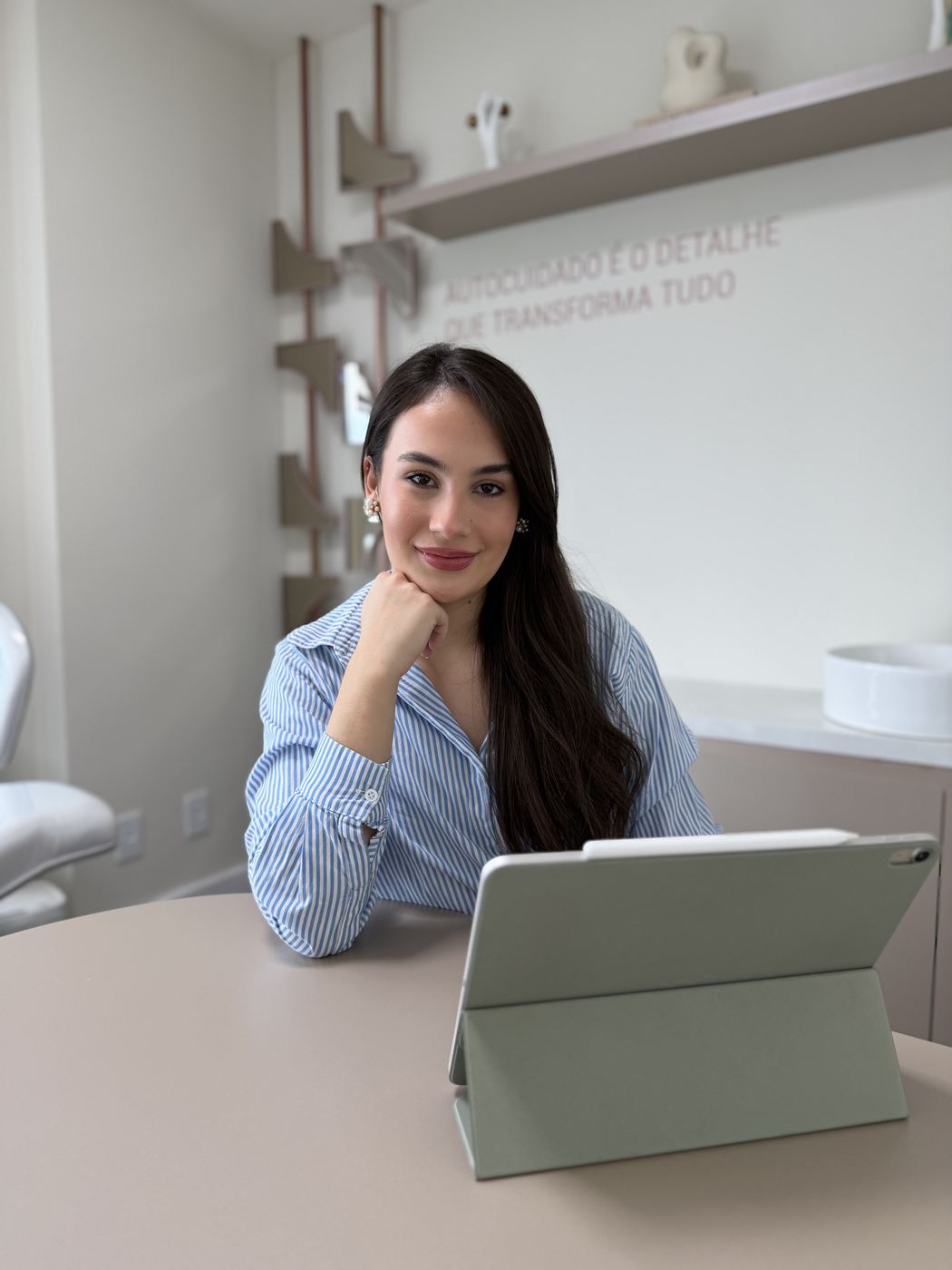 Eduarda Silvano, biomédica, no consultório em Joinville